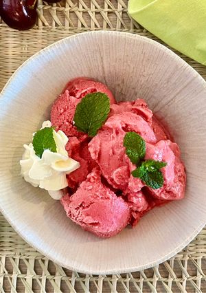 Une photo de Glace légère au skyr et aux cerises noires