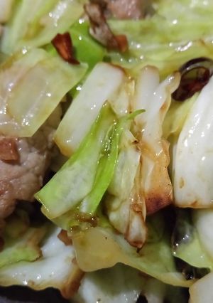รูปของ กะหล่ำปลีผัดหมูทอดกระเทียม