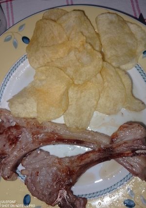 Una foto de Chuletas de cordero con patatas de bolsa
