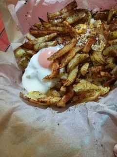 Una foto de Patatas al horno especiadas y huevo