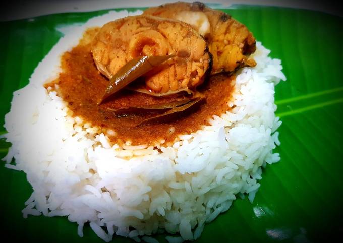 Arachuvitta Meen Kuzhambu (Fish Curry in Homemade ground paste)