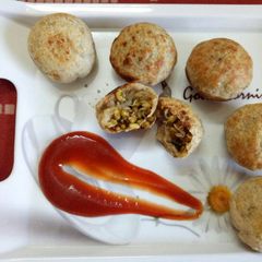 A picture of Moong sprouts & palak-paneer baked Kachori.