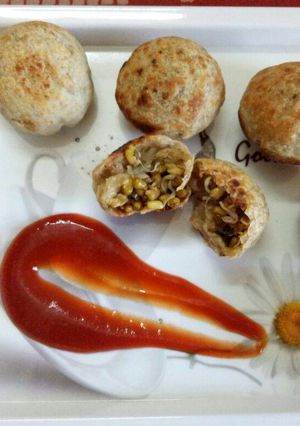 A picture of Moong sprouts & palak-paneer baked Kachori.