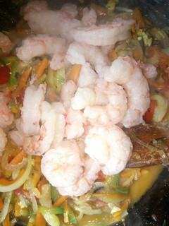 Una foto de Wok de verduras salteadas con langostinos