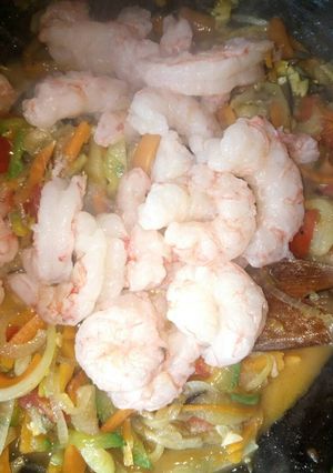 Una foto de Wok de verduras salteadas con langostinos