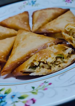 A picture of Chicken Samosas.
