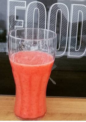 Une photo de Smoothie banane fraise orange