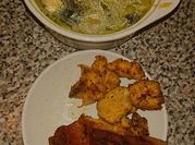 Una foto de sopa de fideos con verdura