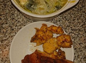Una foto de Sopa de fideos de arroz en miso con pollo y tocino ahumado