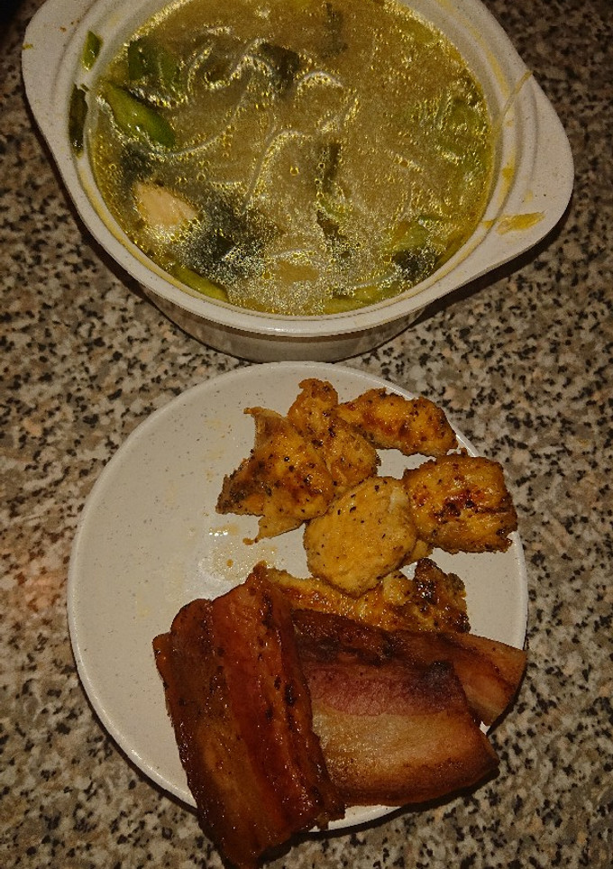 Una foto de Sopa de fideos de arroz en miso con pollo y tocino ahumado