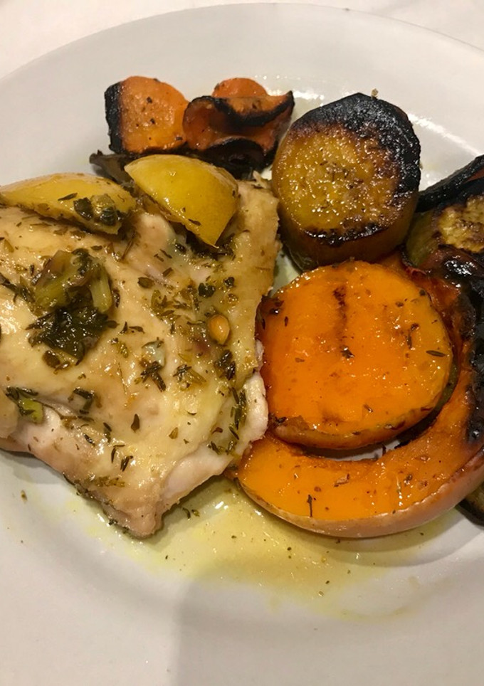 Una foto de Pollo al horno al vino blanco, muy tierno y jugoso!