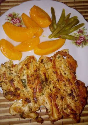 Una foto de Pollo a la plancha con salsa de durazno