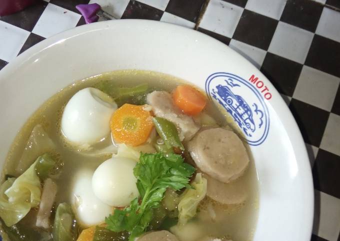 Sayur sop baso dan telur puyuh