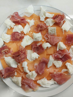 Una foto de Ensalada de melón, jamón y mozzarella