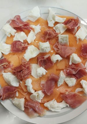 Una foto de Ensalada de melón, jamón y mozzarella
