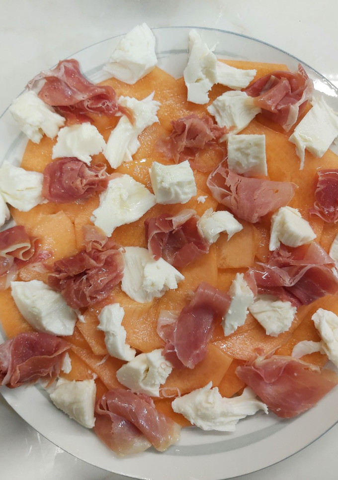 Una foto de Ensalada de melón, jamón y mozzarella