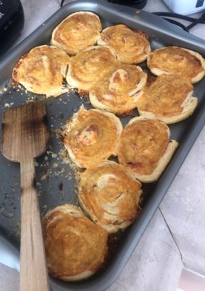 Una foto de Rollos de jamón y queso