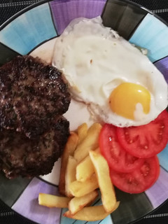 Una foto de Hamburguesas con papas fritas