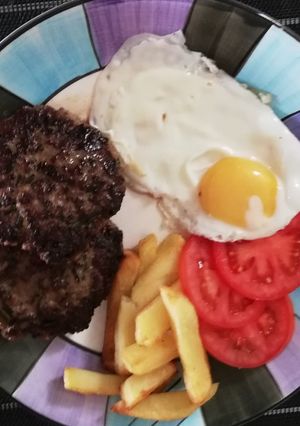 Una foto de Hamburguesas con papas fritas