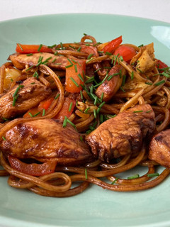 Una foto de Chow Mein con pollo (炒麵)