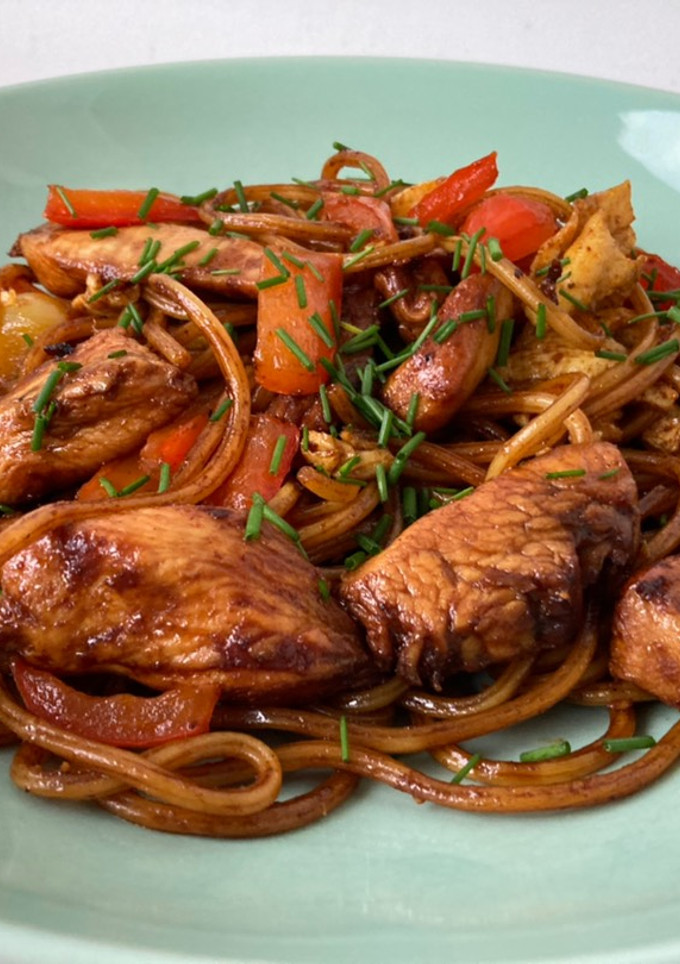 Una foto de Chow Mein con pollo (炒麵)