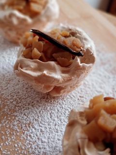 Una foto de Minipavlova de crema de vainilla, manzana y pasas