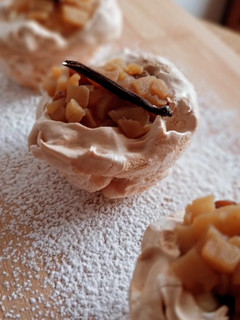 Foto principal de Minipavlova de crema de vainilla, manzana y pasas
