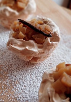 Foto principal de Minipavlova de crema de vainilla, manzana y pasas