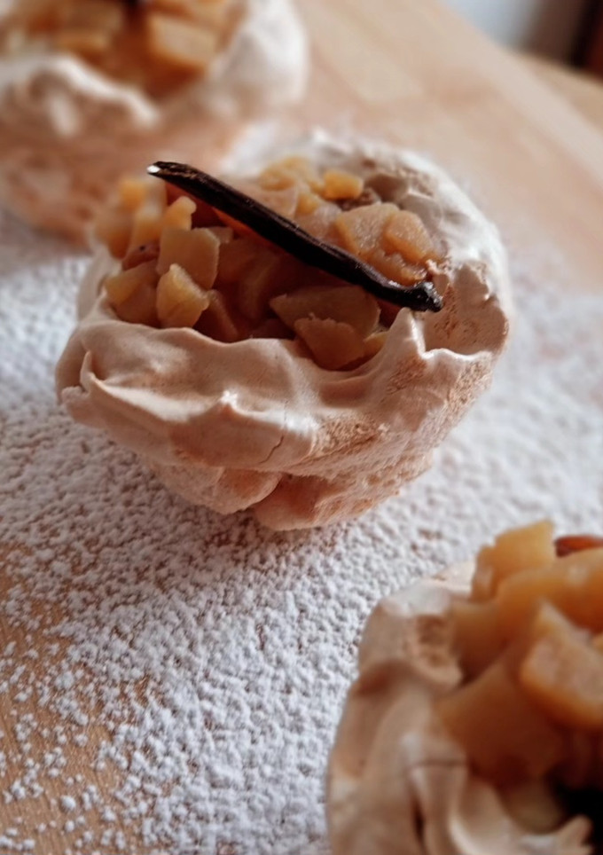 Una foto de Minipavlova de crema de vainilla, manzana y pasas