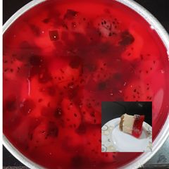 A picture of Strawberry jelly and Dragonfruit cheese cake.