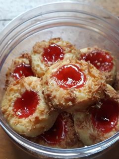 Foto resep Strawberry Cheese Thumbprint Cookies