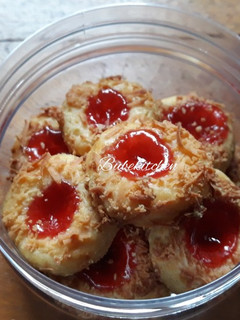 Foto resep Strawberry Cheese Thumbprint Cookies