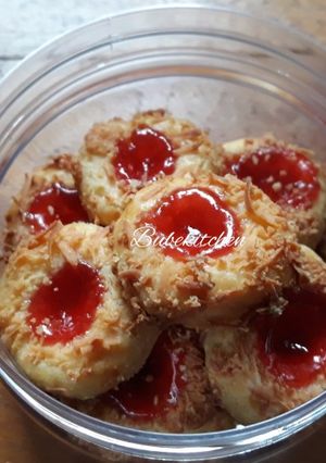 Foto resep Strawberry Cheese Thumbprint Cookies