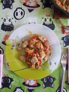 Una foto de Atún con salsa de pimienta verde y verduras