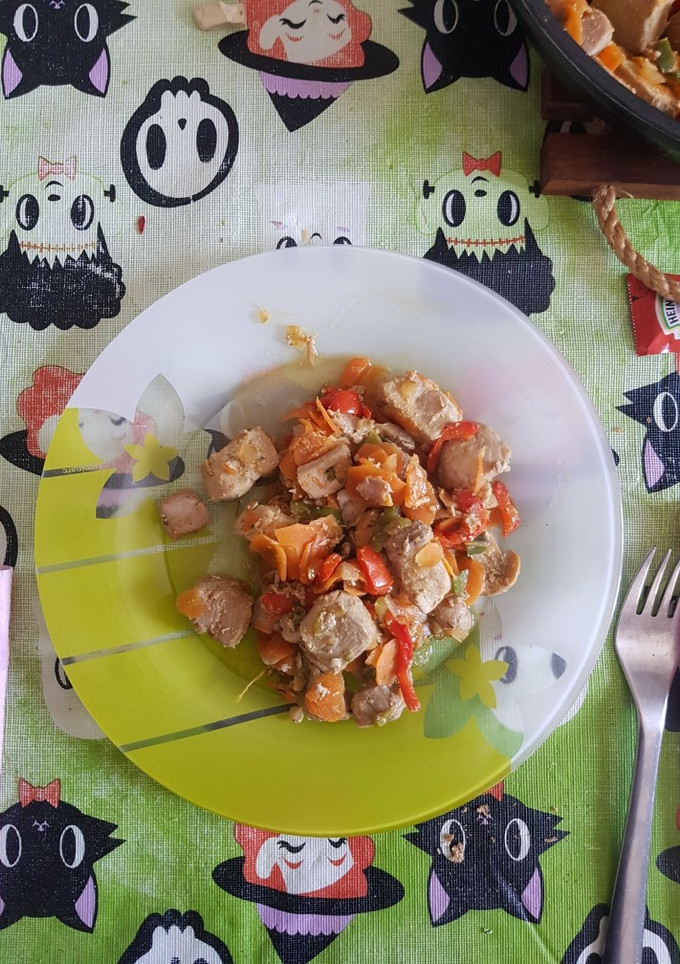 Una foto de Atún con salsa de pimienta verde y verduras