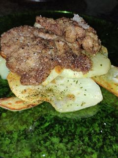 Una foto de Cordero rebozado con patatas