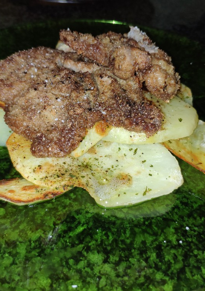 Una foto de Cordero rebozado con patatas