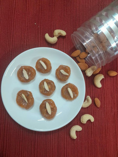खोया पेडा (मावा) khoya peda रेसिपी मुख्य फोटो