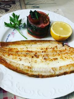 Una foto de Lenguado a la plancha con guarnición de tomate espinacas y aderezo de VIDALIM
