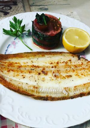 Una foto de Lenguado a la plancha con guarnición de tomate espinacas y aderezo de VIDALIM
