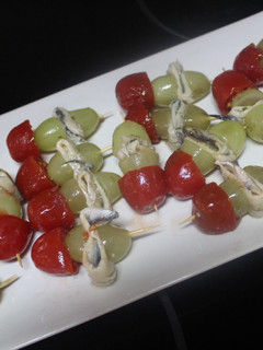 Una foto de Banderillas de uva, cherry y boquerones en vinagre