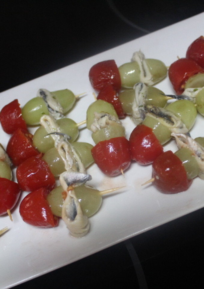 Una foto de Banderillas de uva, cherry y boquerones en vinagre
