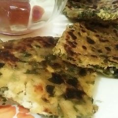 A picture of Methi Paratha with paneer stuffing.