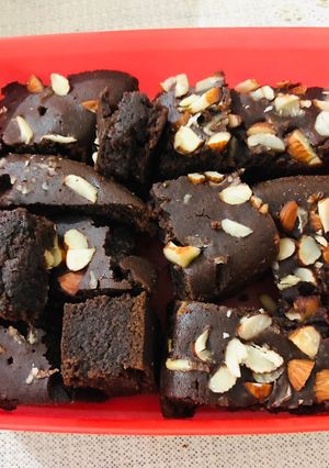 एगलेस चॉकलेट ब्राउनी (Eggless chocolate brownie recipe in hindi) रेसिपी मुख्य फोटो