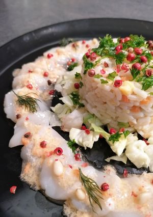 Une photo de Carpacio de St Jacques, vinaigrette au corail