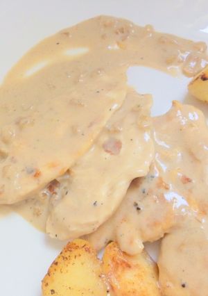 Una foto de Pollo con manzana y salsa de mostaza