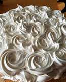 Torta decorada con merengue