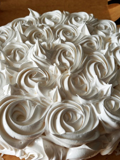 Una foto de Torta decorada con merengue