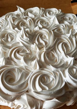 Una foto de Torta decorada con merengue
