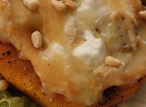 Une photo de Tartine de butternut chèvre miel et pignon de pin